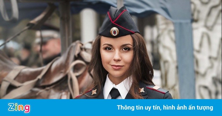 Hoa khôi cảnh sát Nga có tài năng cưỡi ngựa