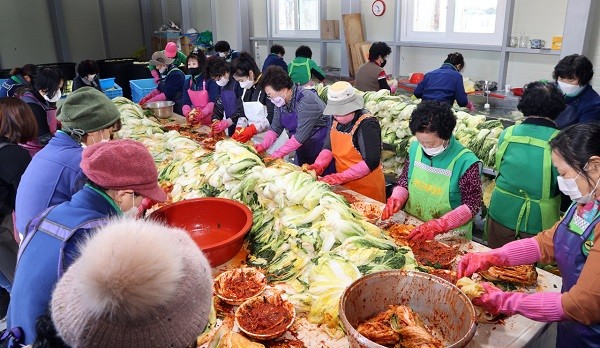 Chuyện lạ có thật: Người dân Hàn Quốc chật vật vì khủng hoảng... kimchi