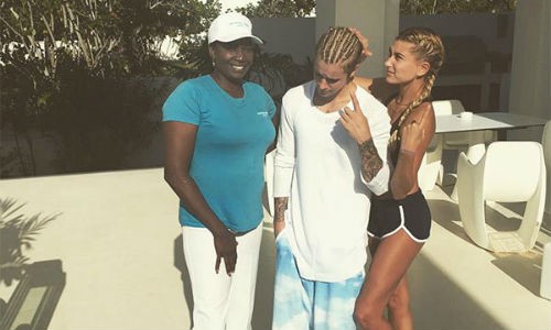 Justin Bieber và Hailey Baldwin không yêu dù hôn nhau đắm đuối