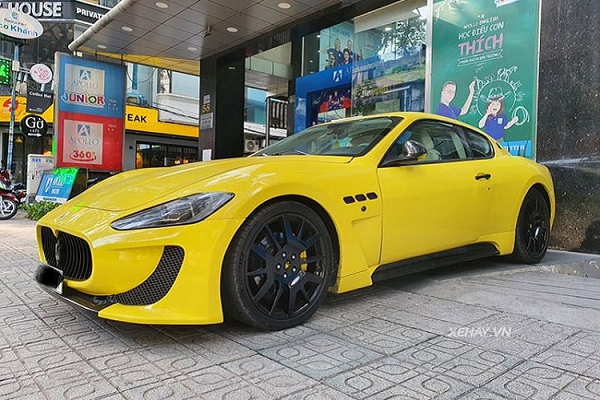 Xe sang thể thao Maserati GranTurismo vàng rực trên phố Sài Gòn