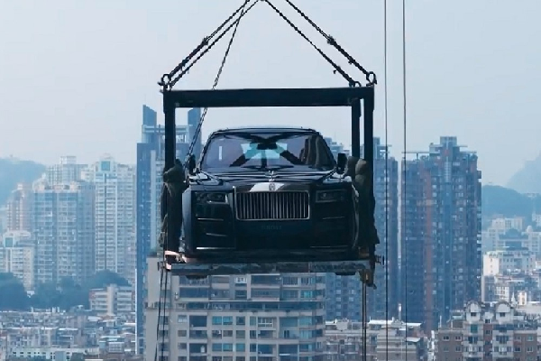 Tỷ phú Trung Quốc cẩu Rolls-Royce Ghost lên penthouse tầng 44... để ngắm