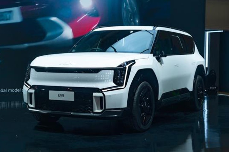 Lý do "hàng hot" SUV điện Kia EV9 sụt giảm mạnh doanh số