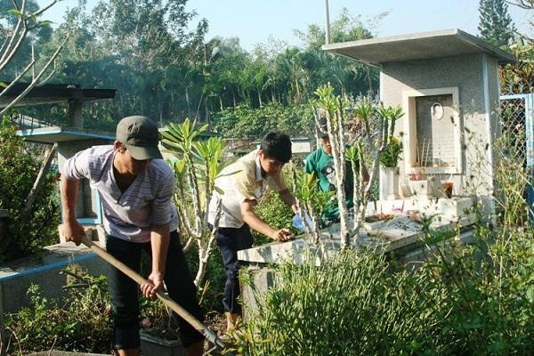 Nét đẹp truyền thống: Tục Tảo mộ những ngày giáp Tết