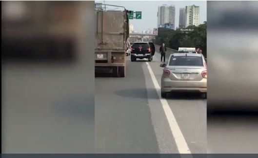 Video: Hành khách cùng tài xế taxi đánh nhau chảy máu đầu trên đường vành đai 3