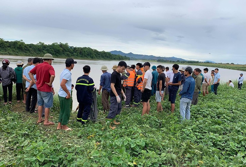 Nghi nhảy sông tự tử, nữ sinh lớp 9 đuối nước thương tâm