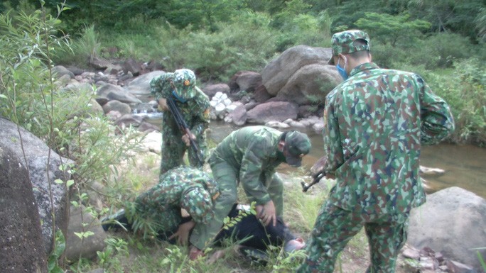 Cận cảnh bộ đội Biên phòng xuất chiêu quật ngã đối tượng buôn ma túy