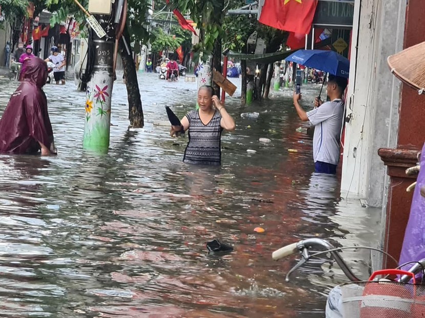 Mưa lớn tại Hải Phòng, nhiều tuyến đường ngập sâu cả mét