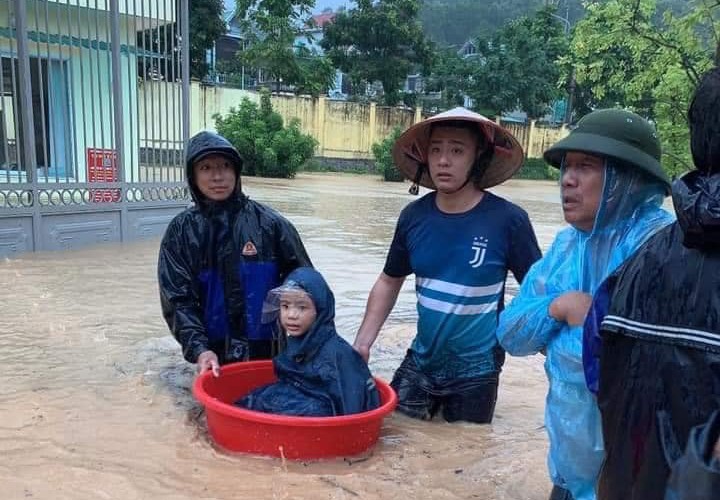 Cảnh báo mùa mưa lũ: Học sinh Quảng Ninh dùng chậu để chạy lũ