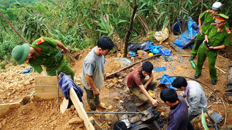 Hoà Bình và loạt địa phương bị vàng tặc đào bới, khai thác trái phép