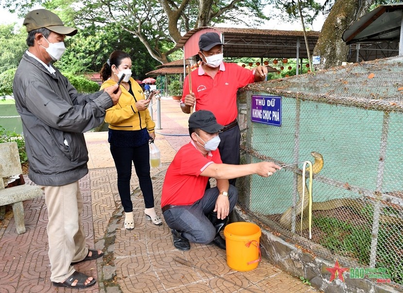  Các chiến sĩ “bảo mẫu” ở Trại rắn Đồng Tâm, Quân khu 9