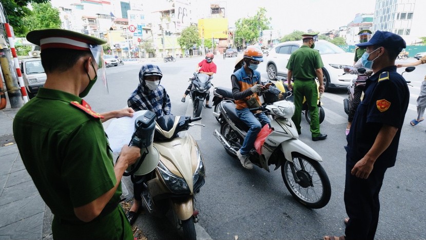 Hà Nội ban hành giấy đi đường mới, dùng mẫu cũ có bị phạt?