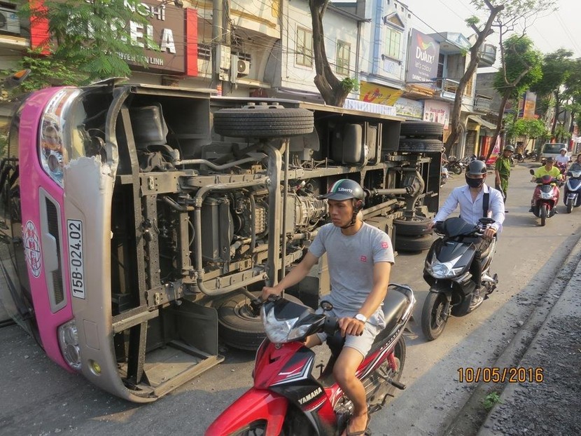 Xe buýt lật ngửa, hàng chục hành khách hoảng loạn ở Hải Phòng