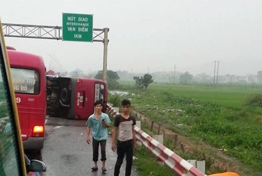 Xe khách lật trên cao tốc Pháp Vân - Cầu Giẽ, 11 người thương vong