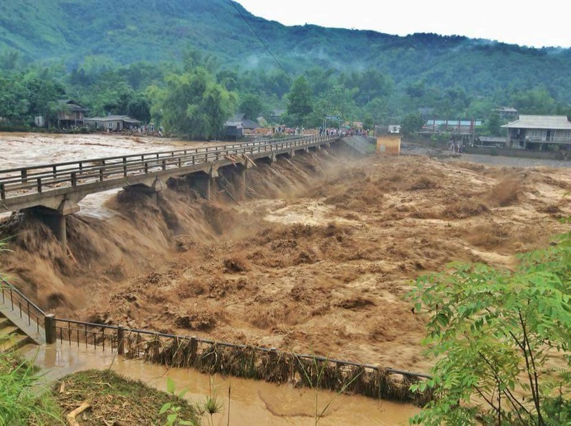 Yên Bái: Nước lũ cuồn cuộn đổ về Nghĩa Lộ, đe dọa người dân