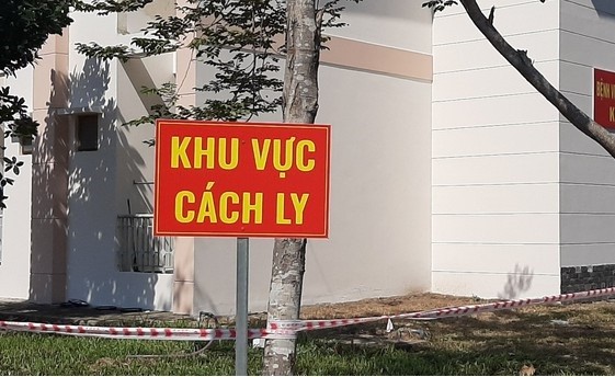 Khử trùng từng đôi giày, thực đơn chọn mỗi bữa...cách ly đâu bằng Việt Nam?