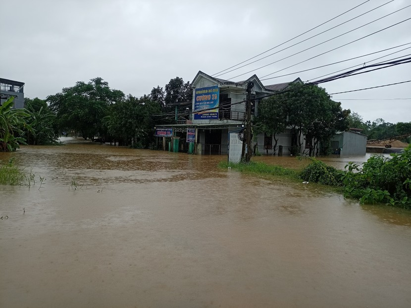 Mưa lũ khiến 2 người chết, hơn 1500 ngôi nhà bị ngập lụt tại miền Trung