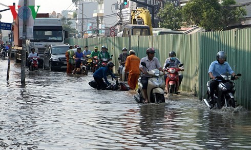 Triều cường đạt đỉnh, người dân TP.HCM khốn đốn giờ tan tầm