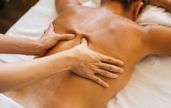 Đi massage, chàng trai phát hiện sự thật đau lòng 