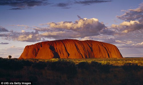 Khám phá bí mật núi thiêng Uluru ở Australia