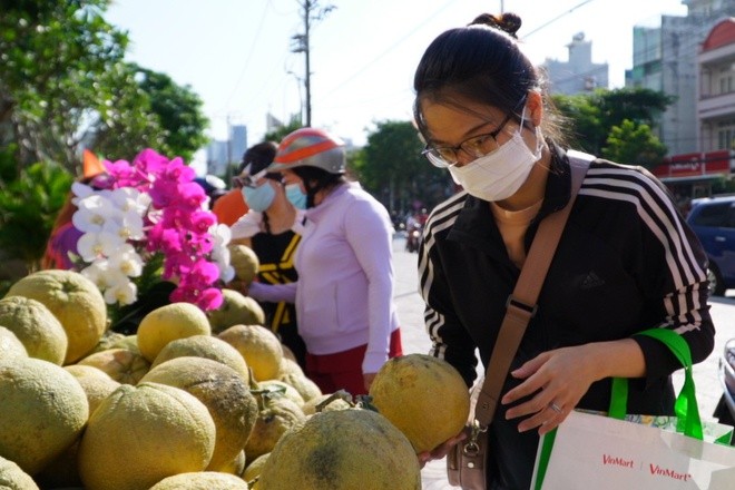 Người dân TP HCM giải cứu bưởi Đồng Nai