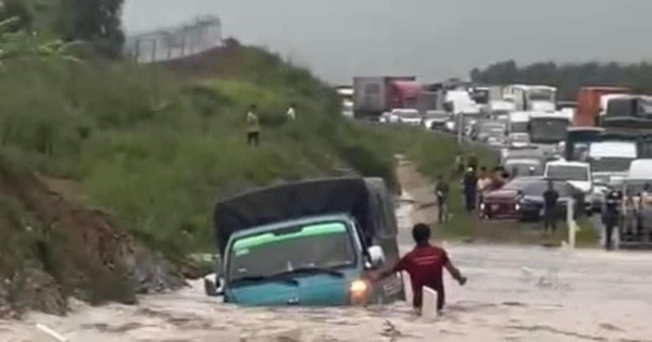 Cao tốc Phan Thiết - Dầu Giây ngập gần 1m, kẹt xe kéo dài