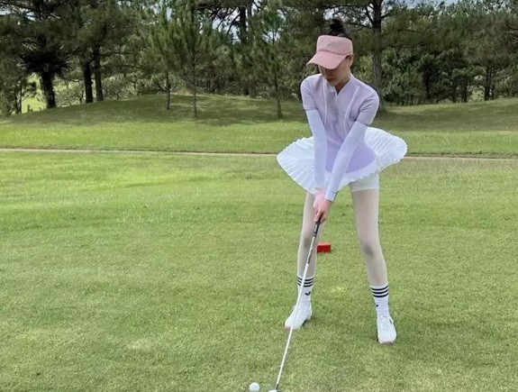 Nghi “toang” với chồng Diệp Lâm Anh, Quỳnh Thư chăm chơi golf hẳn