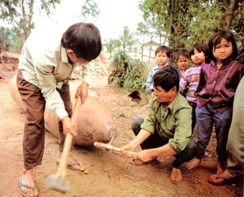 Kinh hoàng cảnh dân Việt “cưa bom” đùa với tử thần