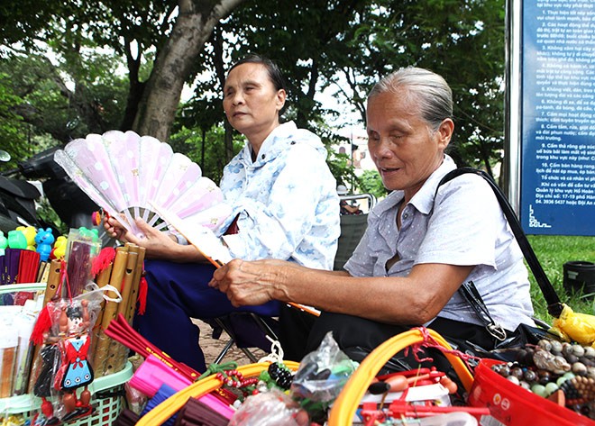 Ảnh: Tóc bạc trắng, tuổi cao, lưng còng vẫn mưu sinh