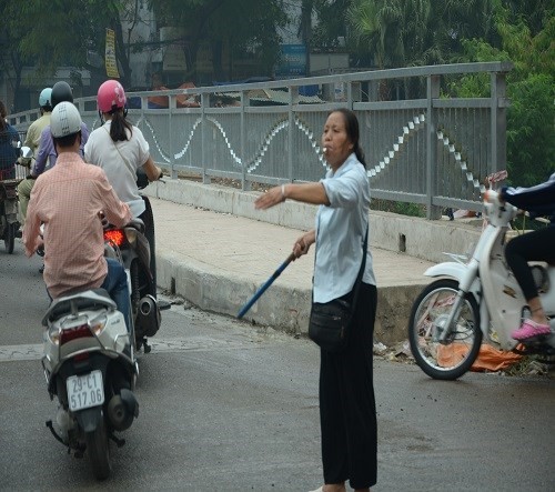 Nể phục người đàn bà 10 năm “vác gậy” phân luồng giao thông