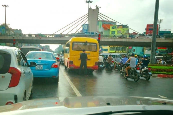 Xôn xao tài xế xe khách tiểu bậy giữa đường Hà Nội