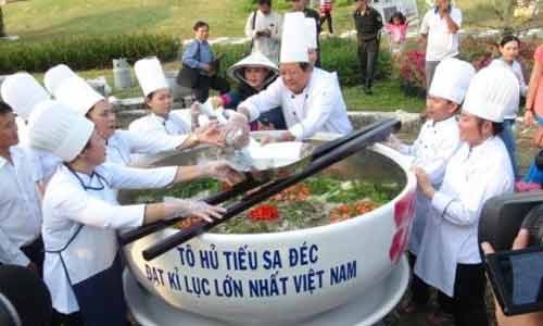 Tô hủ tiếu to nhất VN: Kỷ lục của sự... háo danh