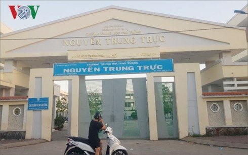 Hiệu trưởng trường điểm ký tiếp nhận 11 học sinh đúng ngày nghỉ hưu