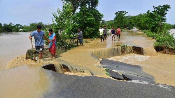 Cận cảnh lũ quét nghiêm trọng ở Ấn Độ khiến người dân khổ sở