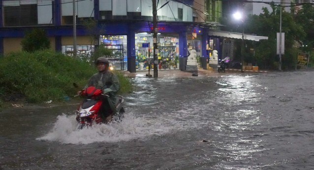 Nhiều tuyến đường TP HCM ngập nặng do mưa lớn kéo dài