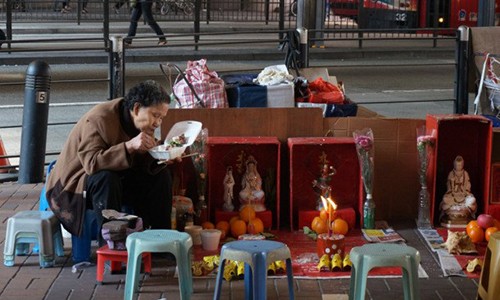 Xem “yêu sư” chuyên nghiệp trừ tà bằng giầy cũ