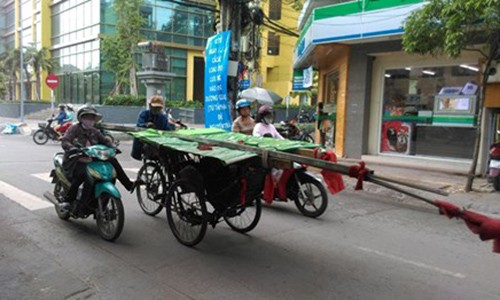 “Đại náo” Sài Gòn xe tự chế ngang nhiên qua lại 