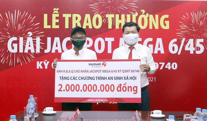 Nam thanh niên Cần Thơ đeo khẩu trang phòng dịch nhận giải Jackpot 70 tỷ đồng