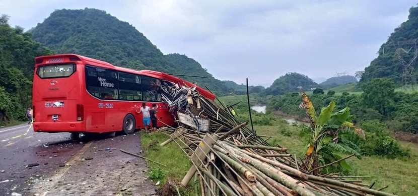 Hòa Bình: Xe khách tông xe tải 16 người thương vong