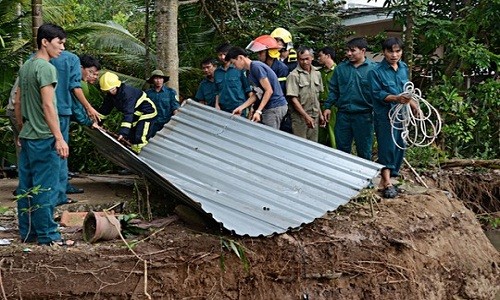 Kinh hoàng nhà trôi tuột xuống sông, 4 người suýt chết đuối