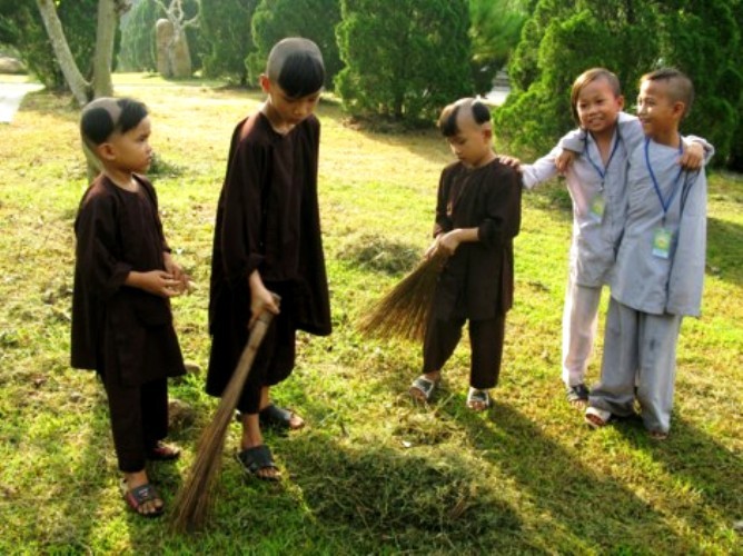 Ý nghĩa các chỏm tóc trên đầu chú tiểu