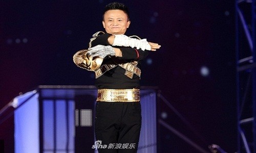 Tỷ phú Jack Ma gây sốt khi nhái Michael Jackson