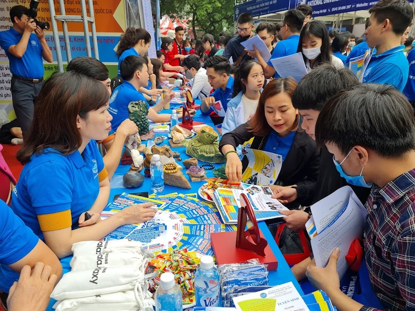 Thêm trường đại học công bố điểm sàn, dự báo điểm chuẩn tăng nhẹ