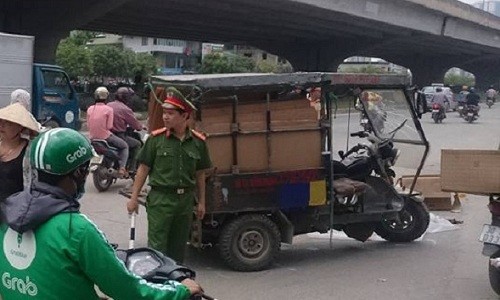 Xe ba gác lật làm một người tử vong trên đường Hà Nội