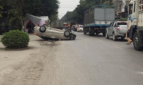 Phóng nhanh vượt ẩu, ô tô gây tai nạn, “chổng vó” giữa đường