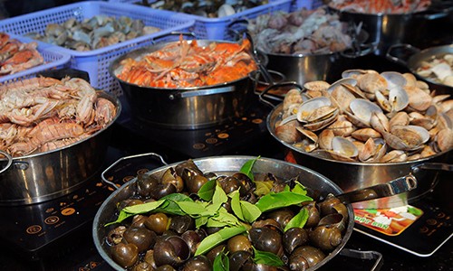 Ăn ở Bay Buffet Hồ Tây, thực khách nhập viện: Cơ quan chức năng vào cuộc