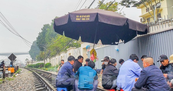 Hà Nội: Quán trà đá mạo hiểm, khách ngồi ngay trên... đường ray tàu hỏa 