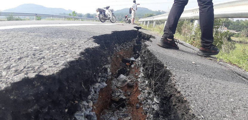 Nhiều vết nứt khổng lồ như động đất ở đường dẫn cao tốc Đà Nẵng - Quảng Ngãi