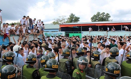 Cảnh sát dùng hơi cay trấn áp học viên cai nghiện đòi trốn