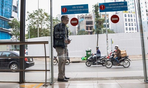 Ảnh: Hành khách lúng túng tìm lối ra vào nhà chờ buýt nhanh BRT