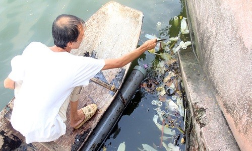 Chèo thuyền...vớt bao cao su nổi lềnh phềnh ở hồ Tây